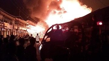 Api Melalap Puluhan Ruko di Bengkayang, Lalu Lintas Terganggu