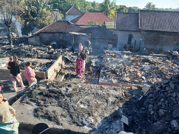 Kemensos Salurkan Bantuan untuk Korban Kebakaran Kampung Sade