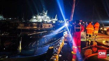 Kapal Terbakar Saat Perbaikan di Muara Baru, Petugas Berjibaku Padamkan Api