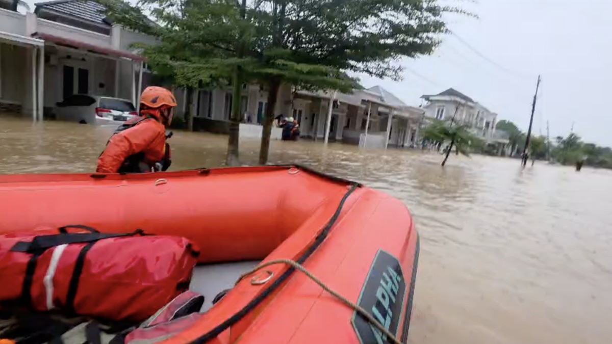 Banjir Bandang Rendam Dua Kecamatan di Padang, Evakuasi Warga Berlangsung Dramatis