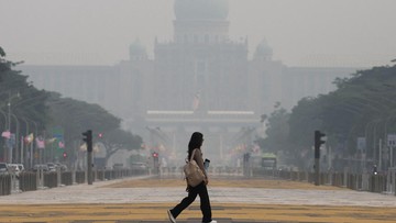 Asap Karhutla RI Lumpuhkan Sekolah Malaysia, Kualitas Udara Anjlok