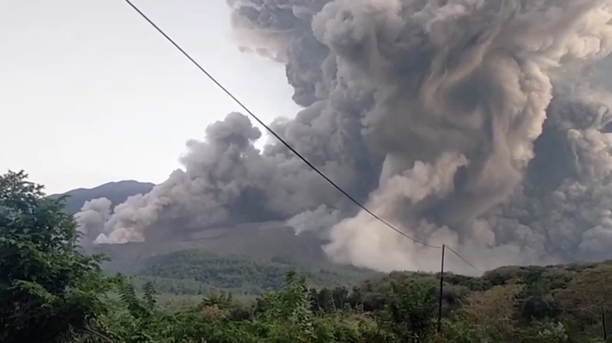 Gunung Lewotobi Laki-Laki Erupsi, Warga Flores Diminta Waspada