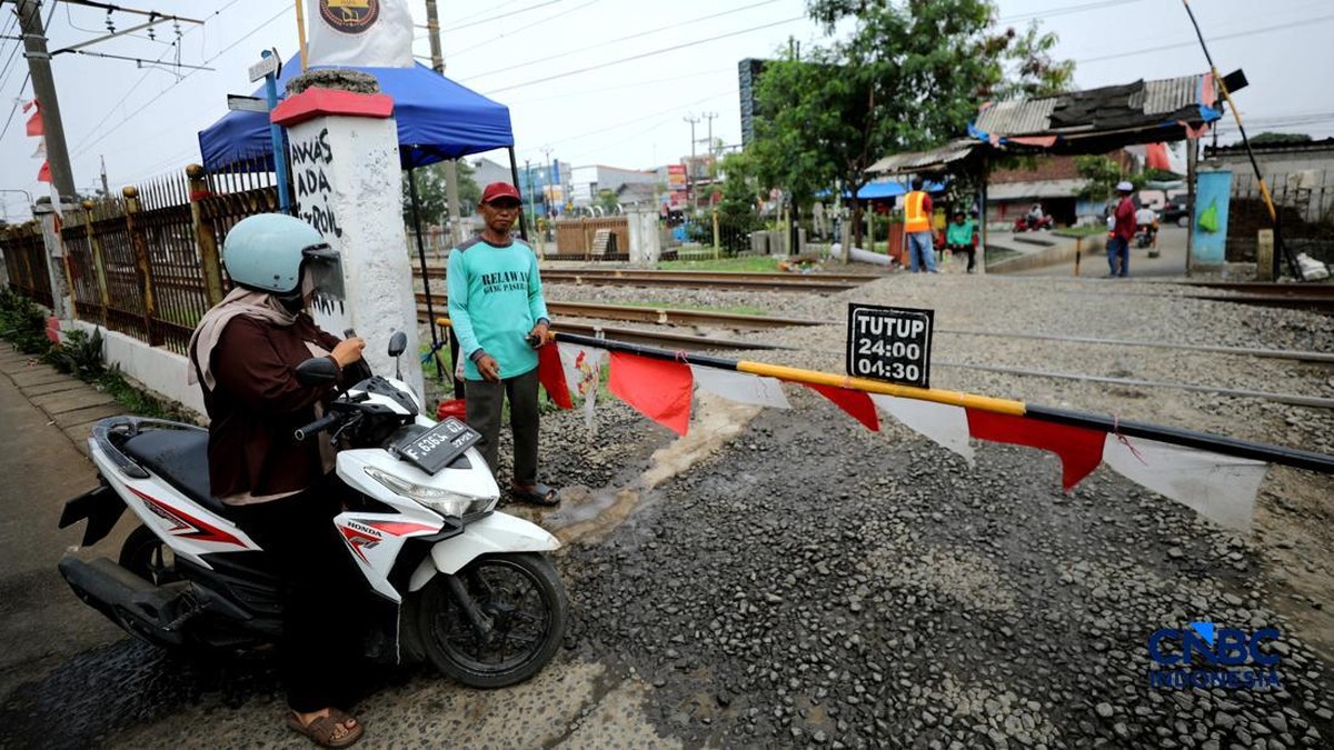 Inovasi Warga: Palang Rel Manual Penyelamat Nyawa di Perlintasan Liar