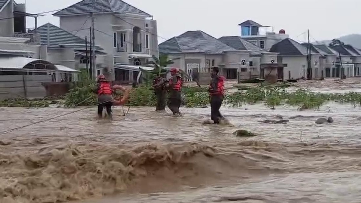 Banjir Bandang Kembali Rendam Padang, Tim SAR Evakuasi Warga di Zona Merah