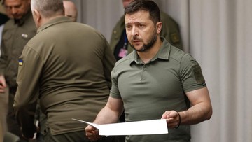 Video Zelensky Buka Botol Viral, Ini Teknologi di Balik Aturan Uni Eropa
