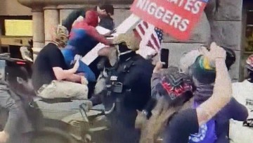 Pria Berkostum Spider-Man Hajar Aktivis Pembakar Al Quran di AS