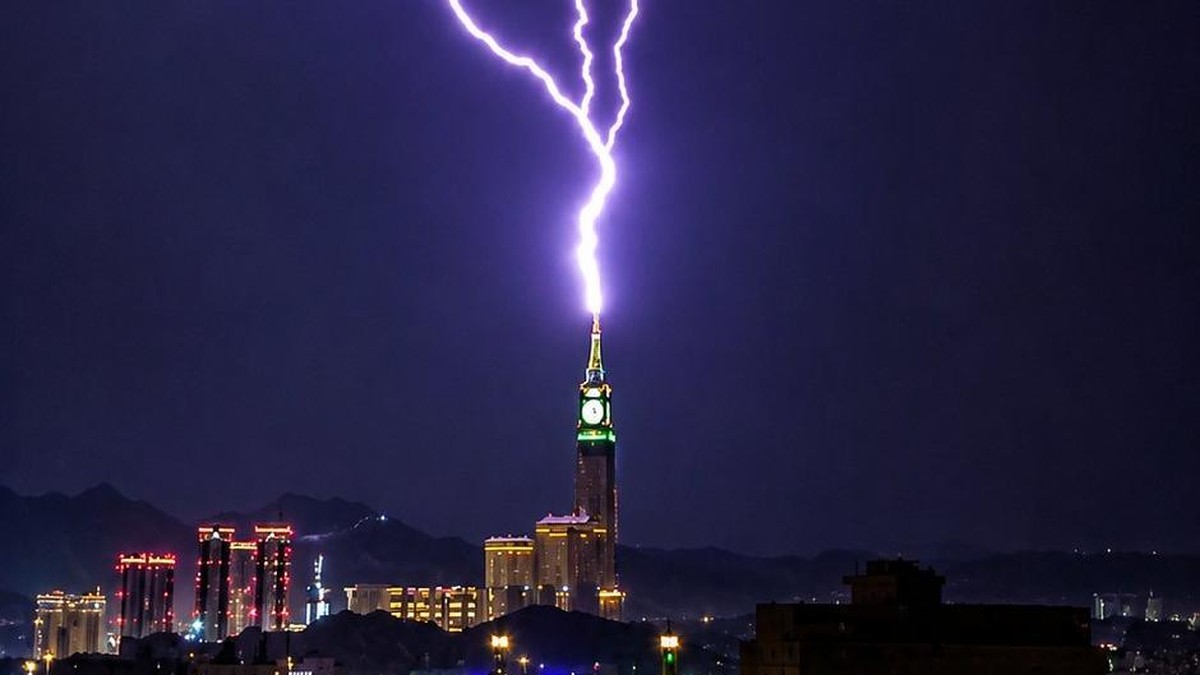 Kilat Raksasa Menyambar Puncak Menara Jam Makkah, Langit Arab Membara