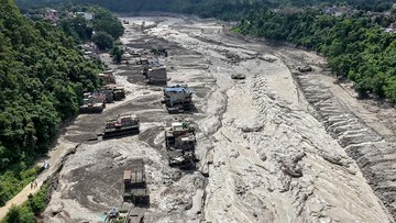 Lumpur Tebal Hambat Pencarian Korban Banjir Nepal-Tibet