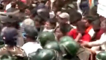 Ujian PNS Bocor, Ribuan Warga India Protes hingga Bentrok dengan Polisi