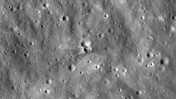 NASA Rilis Foto Pertama Kawah Tabrakan Roket di Bulan