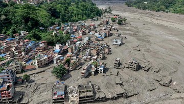 Korban Banjir Nepal Berenang Menembus Sampah Demi Tabung Gas