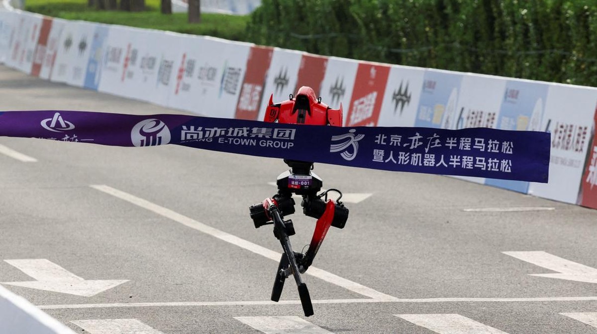 Robot Humanoid China Rebut Rekor Lari 100 Meter dari Usain Bolt