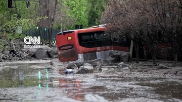Banjir Bandang Lumpur Terjang Santiago, Puluhan Mobil Tertimbun