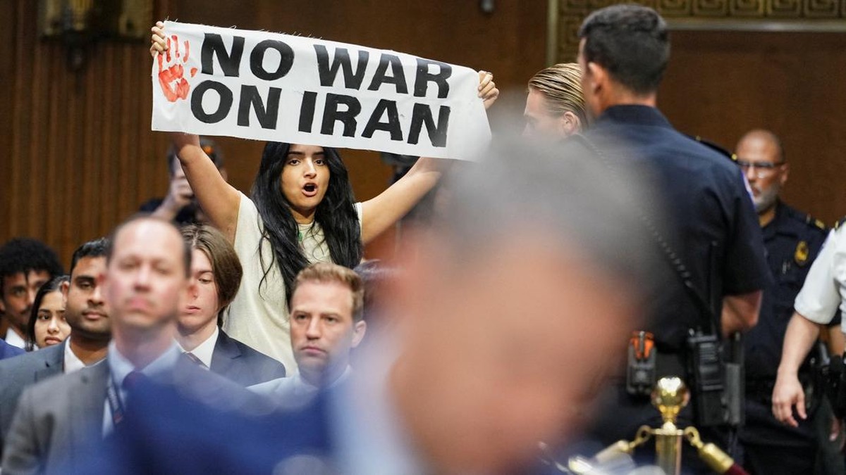 Protes Keras Tolak Perang Iran Pecah di Sidang Anggaran Senat