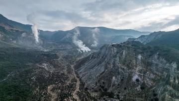 Blue Fire Papandayan: Pesona dan Bahaya Api Biru dari Perut Bumi