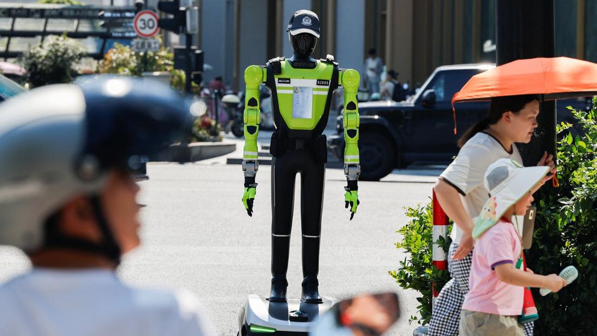 Robot Polisi Otonom T2 Mulai Berjaga di Jalanan China