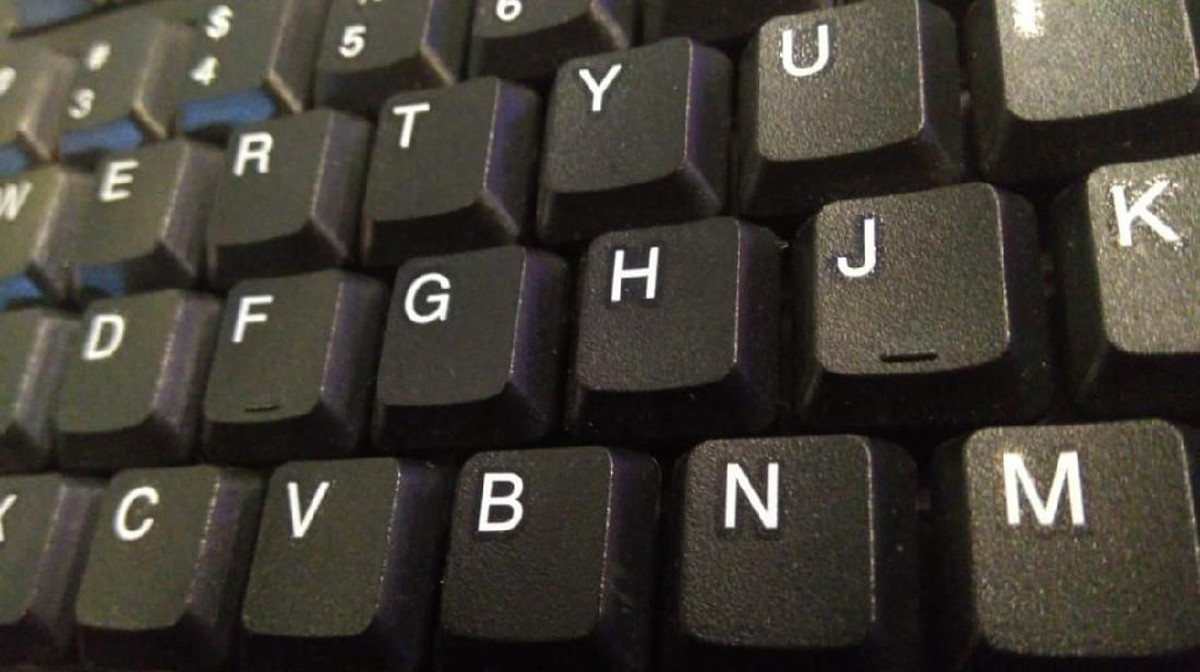 Mengapa Susunan Huruf di Keyboard Tidak Mengikuti Urutan Alfabet?