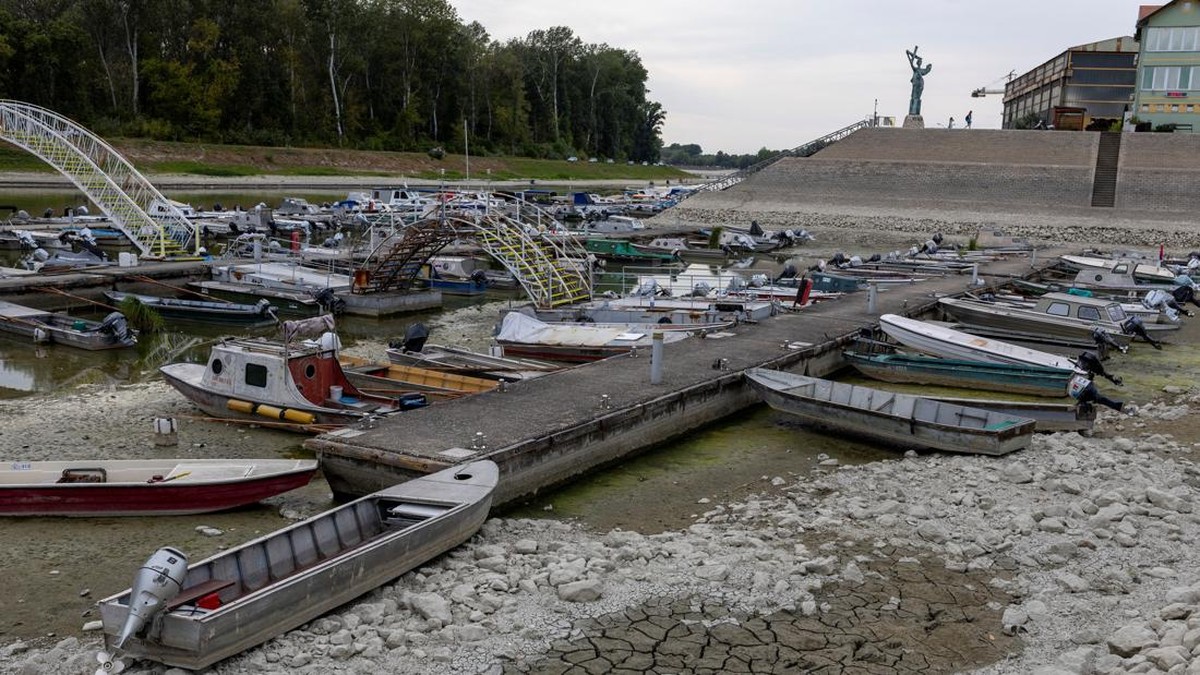 Sungai Danube Surut ke Titik Nadir, Dasar Berubah Hamparan Pasir