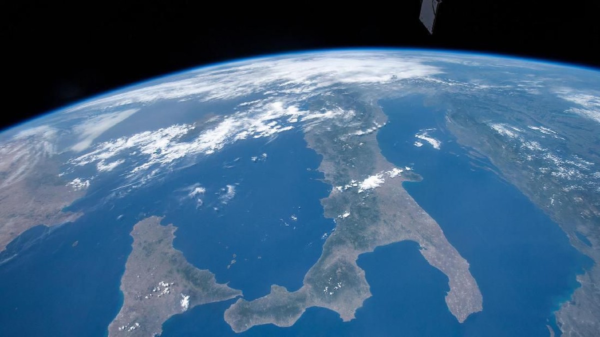 Satelit Mata-Mata AS Meledak Misterius di Orbit Bumi