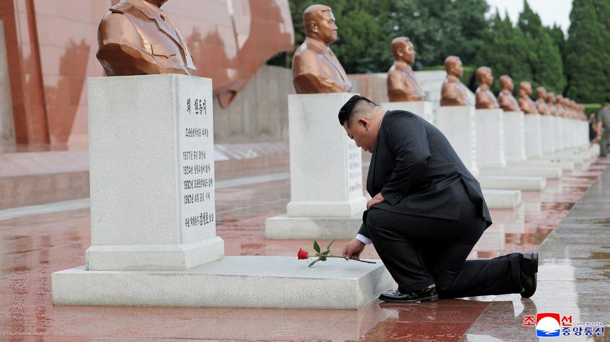 Kim Jong Un Ziarah Makam Pahlawan Peringati 73 Tahun Gencatan Senjata Korea
