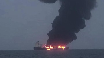 Tanker Minyak Dilaporkan Terbakar di Jalur Selatan Selat Hormuz