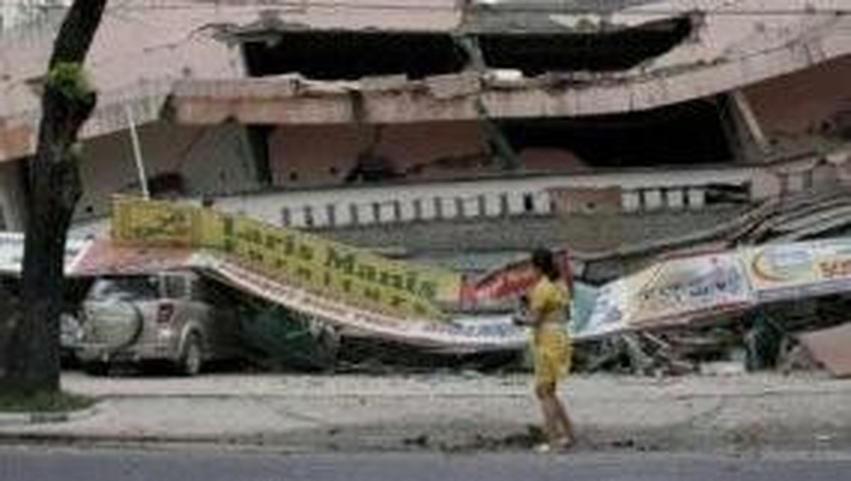 Gempa 7,6 SR Guncang Padang, Warga Terjebak Reruntuhan