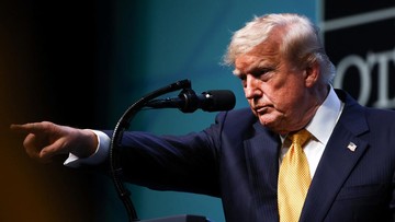 Trump Tegaskan Ancaman Serangan Militer Terbesar ke Iran Siap Digelar