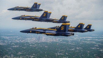 Jet Tempur Blue Angels Terlalu Rendah, Wisatawan Pantai Panik dan Protes