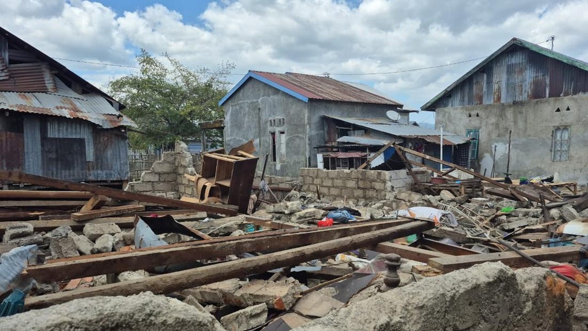 Jalur Darat Putus, Bantuan Gempa NTT Diangkut Lewat Laut dan Udara