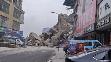 Longsor Besar di Chongqing Ratakan Rumah Warga
