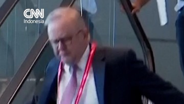 Momen Canggung PM Australia Nyaris Terjatuh di Eskalator Publik