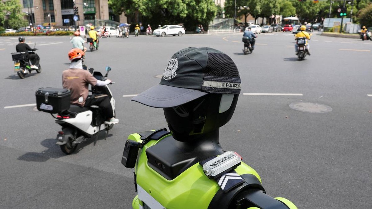 Tinggi 1,88 Meter, Robot Pintar Ini Jaga Ketertiban Lalu Lintas China