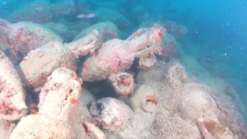Polisi Selam Temukan Harta Romawi 2.000 Tahun di Dasar Laut Sardinia