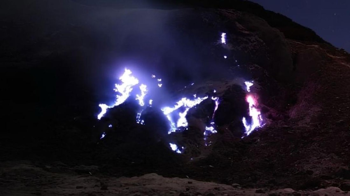 Api Biru Misterius di Gunung Papandayan, Ilmuwan Ungkap Penyebabnya
