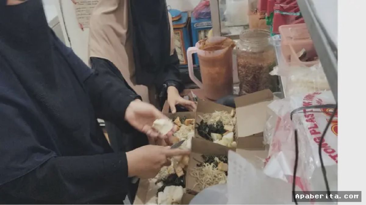 Semarang — Pasangan Suami Istri Racik Bumbu Resep Nenek Tiap Hari