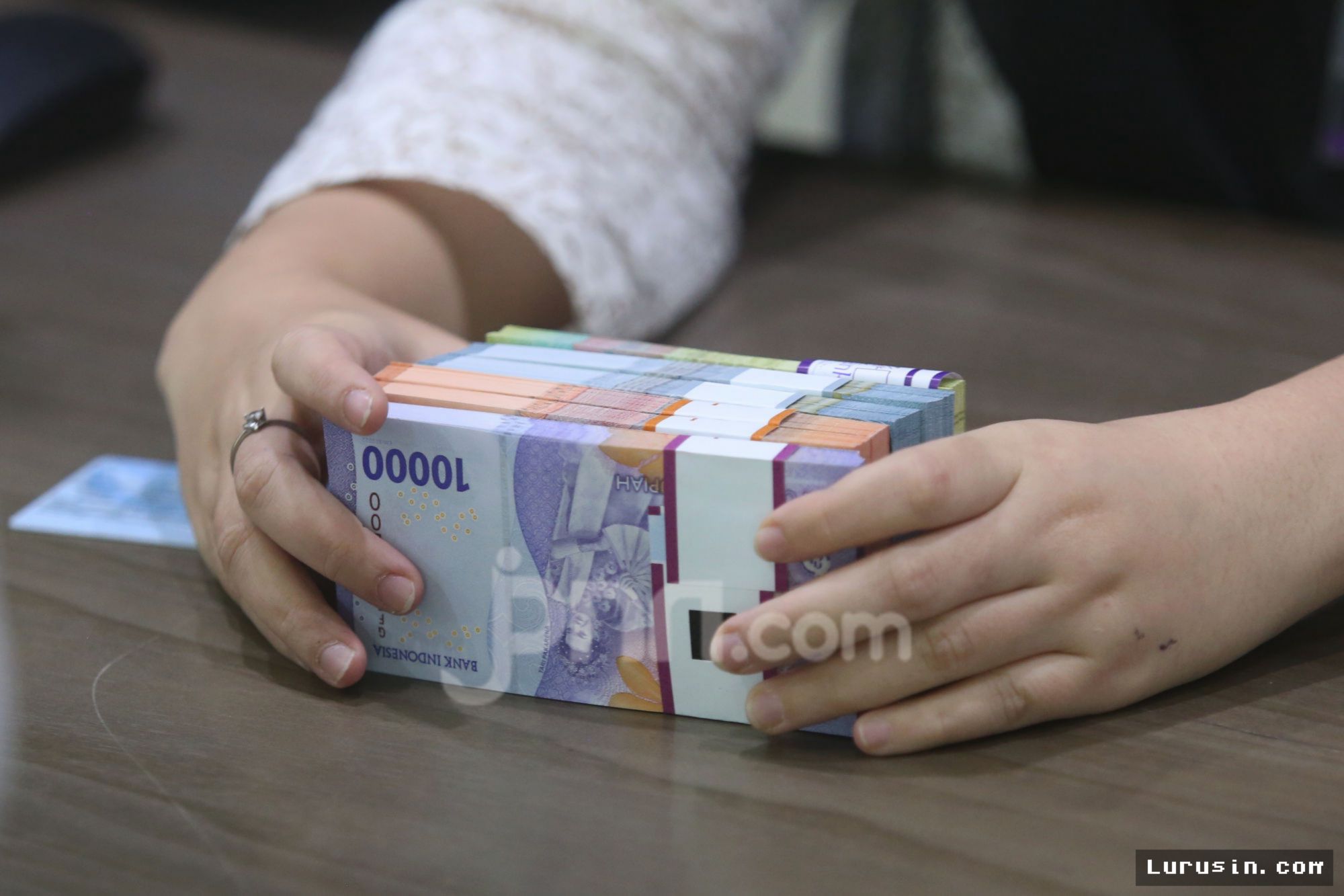 JAKARTA — Rupiah Ditutup Anjlok 114 Poin Tembus Rp18.128 per Dolar AS