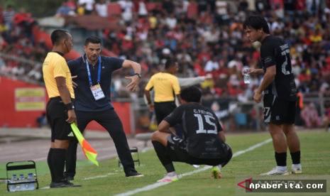 TANGERANG  — Kontestan BRI Super League, Persita Tangerang, langsung tancap gas memulai persiapan untuk mengarungi kompetisi musim 2026/2027. Di bawah arahan pelatih kepala Carlos Pena, skuad berjuluk Pendekar Cisadane tersebut memfokuskan diri pada pemulihan dan peningkatan kondisi fisik sebagai fondasi utama sebelum masuk ke tahap pemusatan latihan (TC) yang lebih intensif.