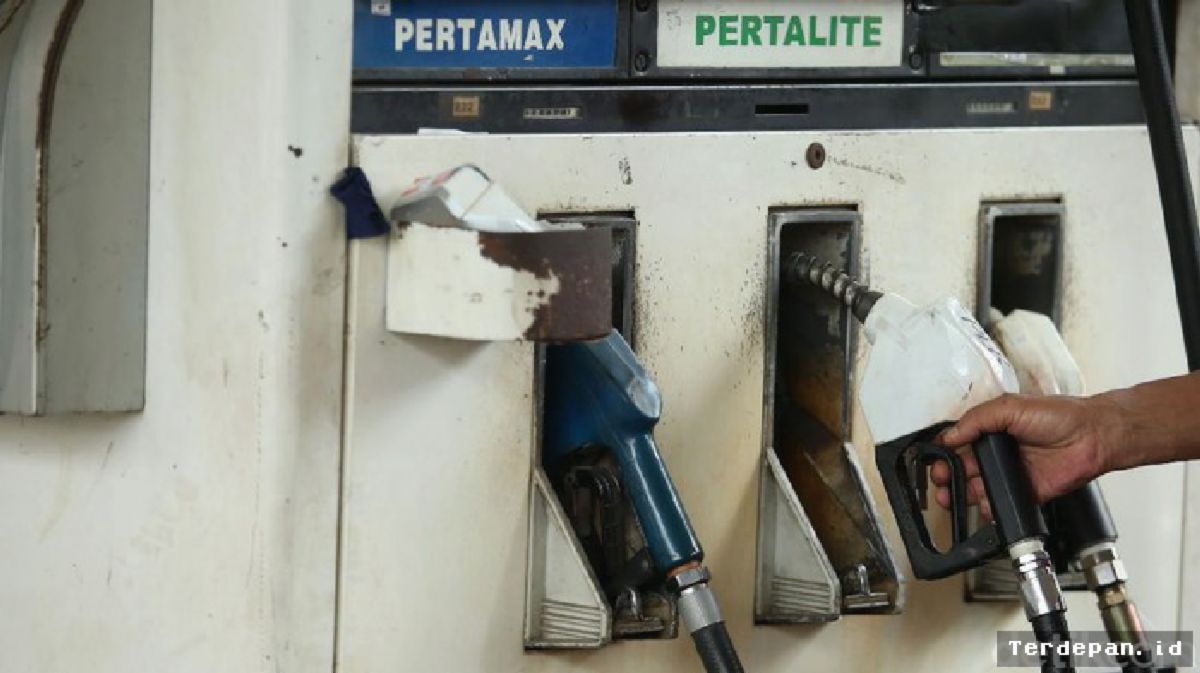 Kupang — Gubernur Melki Laka Lena Larang Kendaraan Nunggak Pajak Beli BBM Subsidi