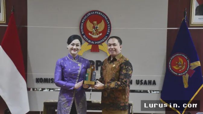 JAKARTA, Lurusin.com  – Komisi Pengawas Persaingan Usaha (KPPU) dan Otoritas Jasa Keuangan (OJK) resmi meneken nota kesepahaman (MoU) yang bertujuan untuk menjamin terciptanya kesetaraan kesempatan bagi seluruh pelaku usaha dalam berkompetisi di sektor keuangan. Penandatanganan ini merupakan langkah strategis memperkuat sinergi antarlembaga negara dalam mengawal iklim usaha yang sehat, adil, dan bebas dari praktik monopoli ataupun persaingan tidak sehat di industri jasa keuangan.