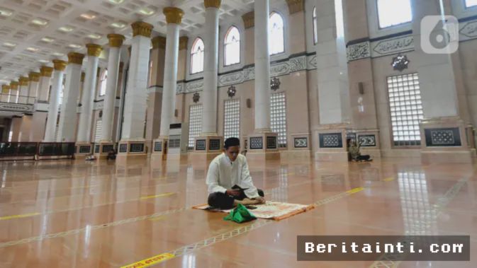 Depok, Beritainti.com  – Suasana khidmat menyelimuti Masjid Dian Al-Mahri yang lebih dikenal publik sebagai Masjid Kubah Emas di kawasan Meruyung, Limo, Depok, Jawa Barat, pada Jumat (16/4/2021). Memasuki hari keempat bulan suci Ramadhan 1442 Hijriah, gelombang jamaah tampak memadati sudut-sudut masjid megah tersebut untuk memperbanyak amalan dan mendekatkan diri kepada Sang Pencipta.