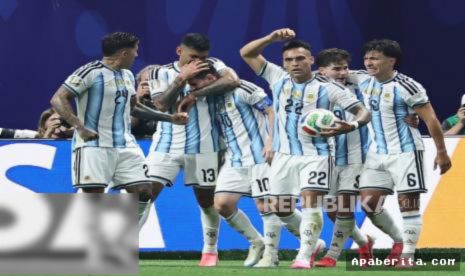 Laporan redaksi Apaberita.com, Jakarta  – Sebuah laga yang akan dikenang sebagai salah satu pertandingan paling dramatis di babak 16 besar Piala Dunia 2026 tersaji di Stadion Mercedes-Benz, Atlanta, Amerika Serikat. Tim nasional Argentina, selaku juara bertahan, nyaris tersungkur secara memalukan sebelum akhirnya menunjukkan karakter baja seorang raksasa. Sempat gagal mengeksekusi penalti dan tertinggal dua gol, La Albiceleste bangkit secara sensasional untuk menundukkan perlawanan gigih Mesir dengan skor 3-2.