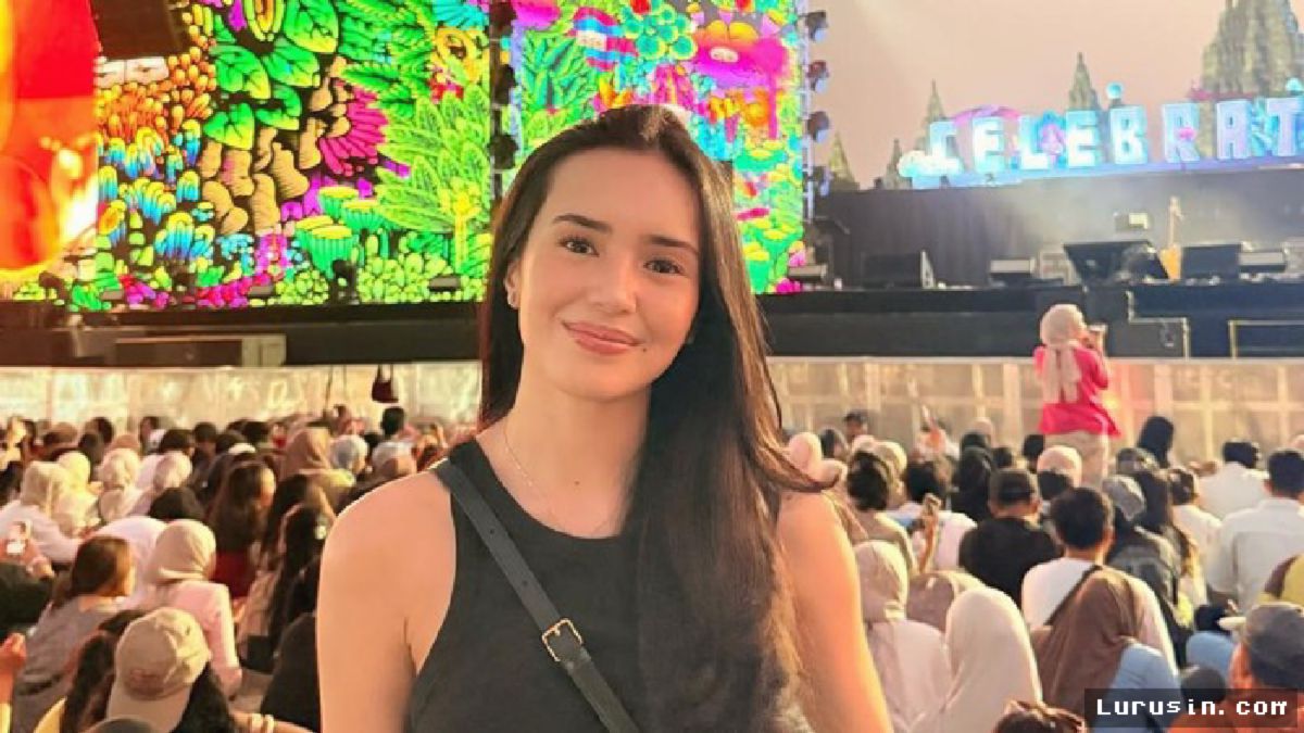Yogyakarta — Aktris Beby Tsabina menghadiri pagelaran musik yang digelar di kompleks