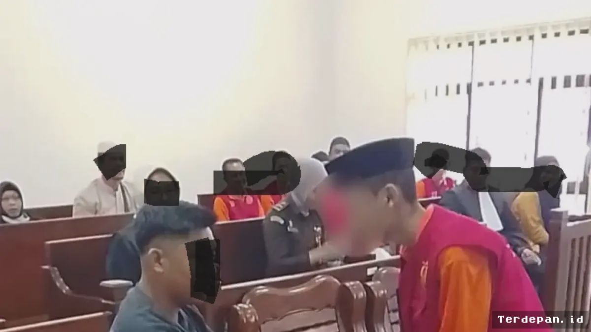 Balikpapan — Pria Menyamar Wanita Curi Gelang Rp80 Juta, Menangis di Sidang