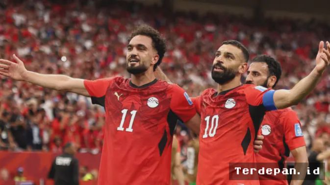 Vancouver, Terdepan.id  – Tim nasional Mesir memulai petualangan mereka di Piala Dunia 2026 dengan langkah meyakinkan. Bermain di hadapan puluhan ribu penonton di BC Place Stadium, Senin (22/6) pagi WIB, The Pharaohs menundukkan Selandia Baru dengan skor meyakinkan 2-0 dalam laga perdana Grup G. Dua gol kemenangan Mesir tercipta berkat kontribusi langsung duo andalan mereka, Mohamed Salah dan Mostafa Zico, yang menjadi pusat selebrasi di tengah lapangan setelah membobol gawang lawan.