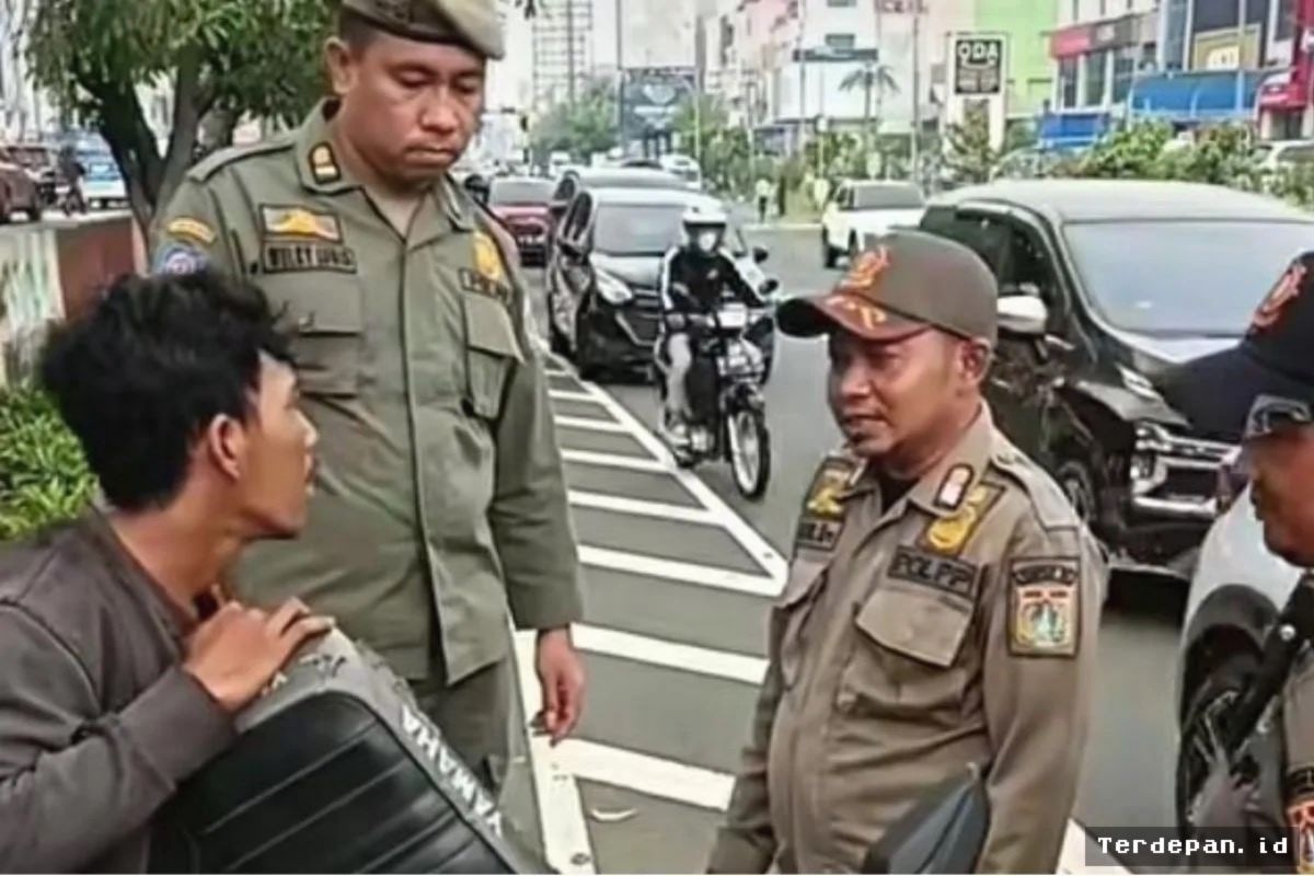 Jakarta – Aksi teatrikal seorang pemuda di kawasan Kelapa Gading, Jakarta Utara,