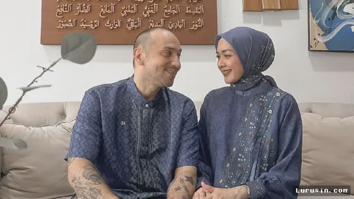 Richa Iskak dan Suami Tampil Serasi dalam Balutan Baju Couple Lebaran