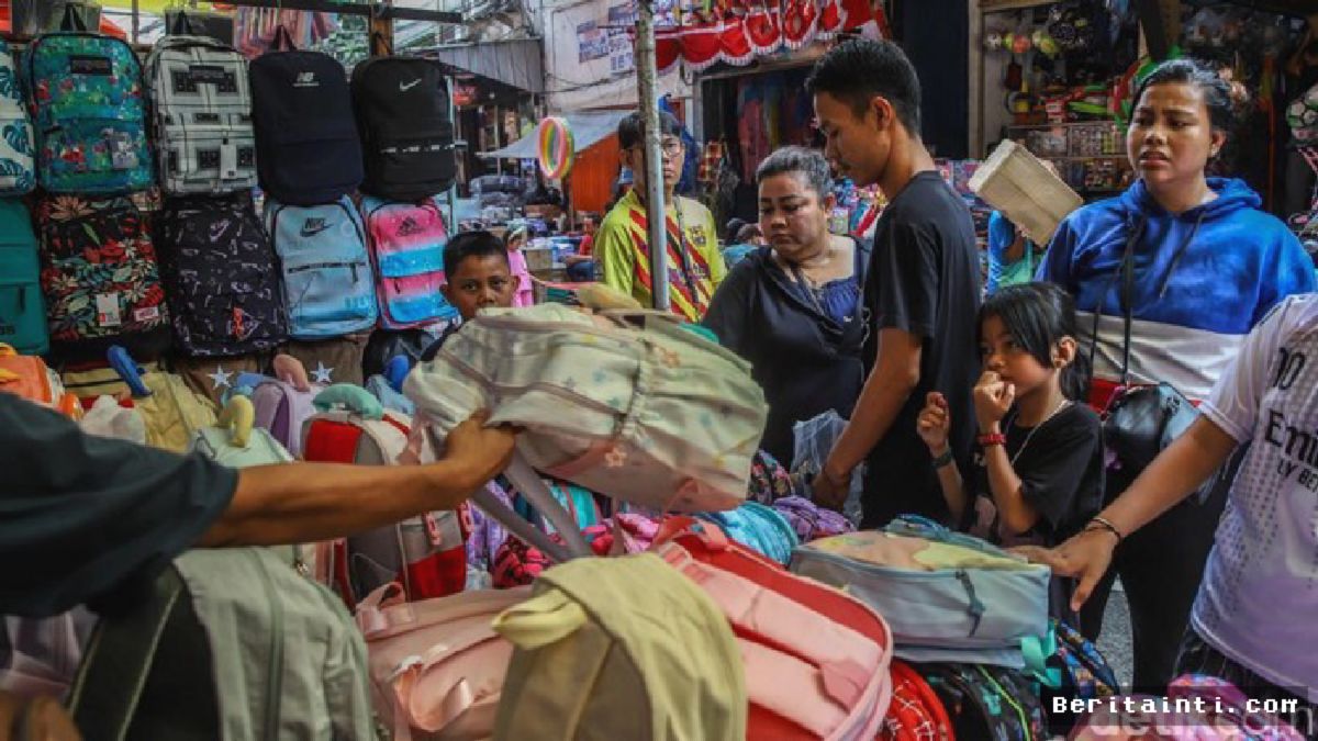 Pasar Asemka Ramai Diserbu Pembeli Jelang Tahun Ajaran Baru