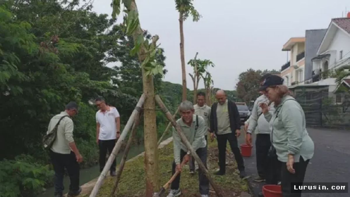 Jakbar Tanam 10 Pohon dan Ribuan Tanaman Hias di Kalideres