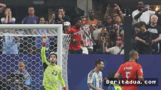 Sebuah momen dramatis tersaji di Atlanta Stadium pada babak 16 besar Piala Dunia 2026, ketika kiper tim nasional Mesir, Mostafa Shoubir, sukses menepis tendangan penalti dari kapten Argentina, Lionel Messi. Peristiwa yang terjadi pada Selasa (7/7/2026) itu langsung memicu diskusi luas tentang duel psikologis antara algojo legendaris dan penjaga gawang muda yang tampil tanpa beban.