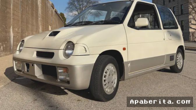 Apaberita.com  — Sebuah unit langka dari legenda jalanan Jepang, Suzuki Alto Works, dikabarkan akan segera menjadi salah satu bintang dalam balai lelang mobil internasional. Kehadirannya bukan sekadar transaksi jual beli kendaraan bekas, melainkan sebuah reuni nostalgia bagi para penggemar mobil kei (mobil mungil khas Jepang) yang mendambakan performa tinggi dalam balutan bodi kompak.
